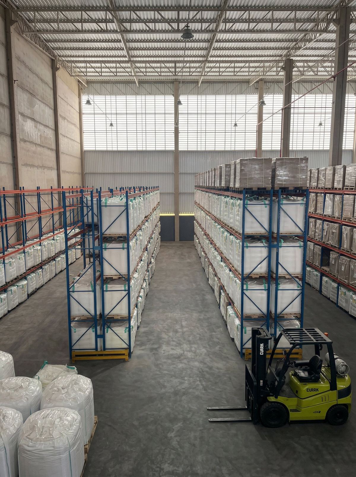 Armazém Brasfreight com estantes porta-paletes e empilhadeira Clark em Hortolândia SP