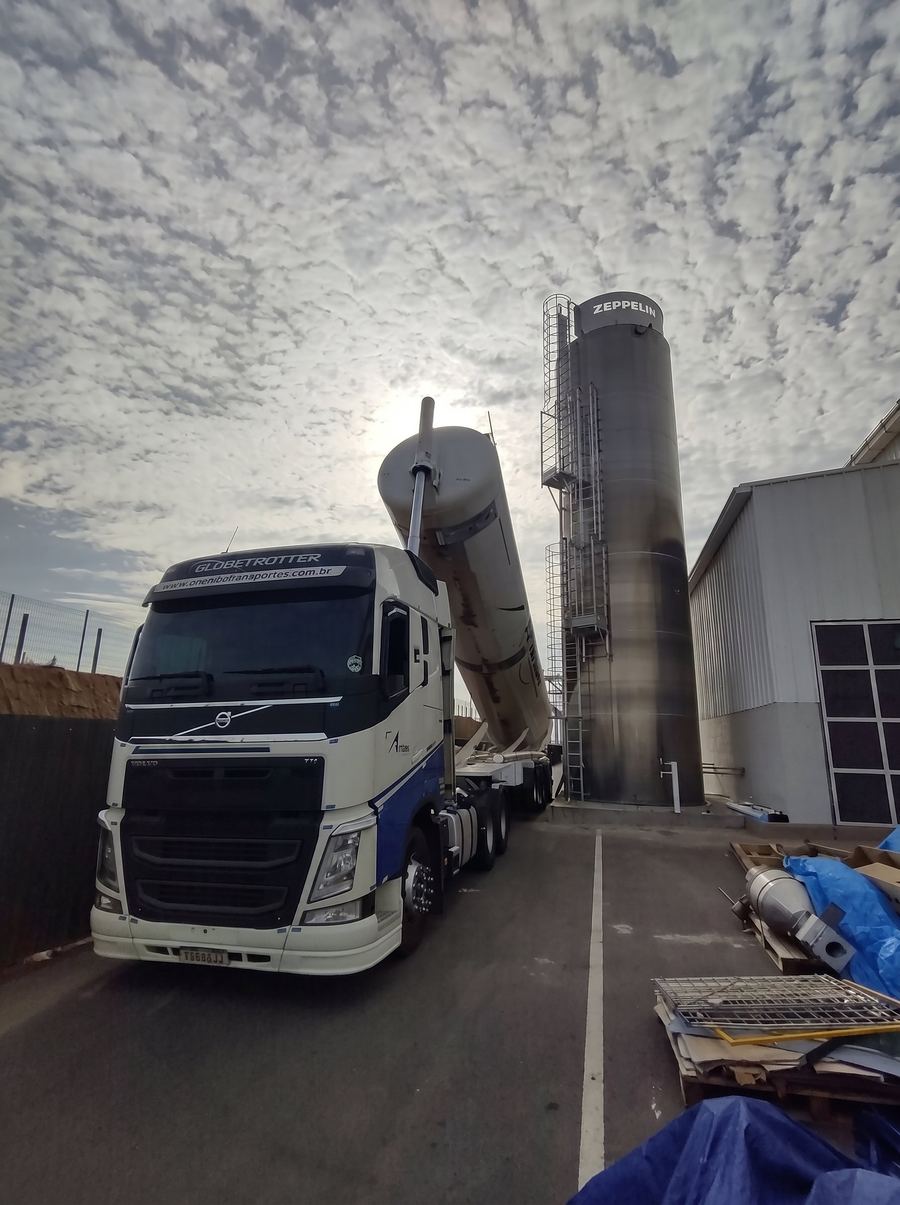 Equipe Brasfreight operando empilhadeira para movimentação de big bags em centro logístico